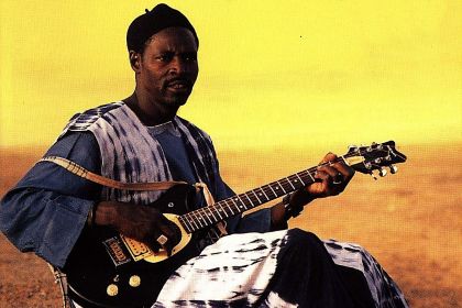 The resonance of African tribal heritage in Ali Farka Touré&#039;s guitar